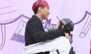 Sơn Tùng M-TP bối rối khi được fan nữ ôm chặt