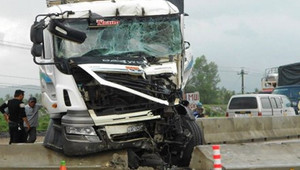 Đâm nát bét 2 ôtô đỗ bên đường, xe tải bẹp dúm