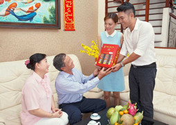 Mách nàng dâu nghệ thuật chọn quà Tết cho nhà chồng