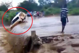 Clip: Liều lĩnh đi qua dòng lũ, ôtô bị lũ dữ cuốn trôi