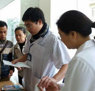 Nóng lòng tiêm Pentaxim, 6h sáng cả nhà ôm trẻ đến trung tâm y tế dự phòng