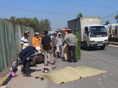 Tránh 'lô cốt' giữa đường, 2 bà cháu bị container tông chết