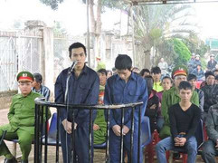 Nhóm thanh niên 'ném đá xe khách cho vui' hầu tòa