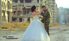 Độc đáo ảnh cưới ‘sự sống dưới bom đạn’ của cặp đôi người Syria