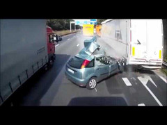 Clip: Vượt ẩu, ôtô con tông xe tải liên hoàn thảm khốc