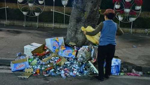 Còng lưng dọn rác sau đêm giao thừa