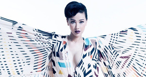 Maya khoe vòng một sexy, chân dài miên man với đầm xẻ sâu