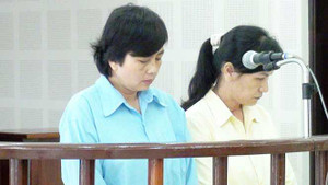 Lừa người nước ngoài mua gỗ ảo, 2 nữ quái đồng tính 'sa lưới'