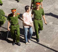 Cha đang nằm ngủ, con gái bị dẫn đi hãm hiếp