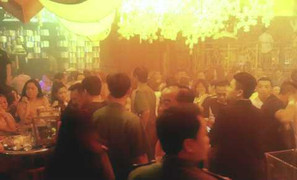 Nam thanh nữ tú chạy tán loạn khi cảnh sát ập vào quán bar tại Sài Gòn