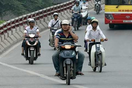 Điều khiển xe một tay có vi phạm giao thông?