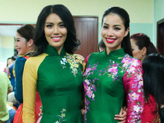 Phạm Hương lần đầu tái xuất sàn catwalk sau khi về nước