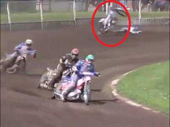 Clip: Khiếp hồn môtô không người lái nhảy múa điên dại trên đường đua