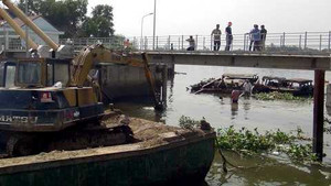 Sà lan chở 200 tấn cát chìm xuống đáy sông trong tích tắc