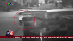 Clip: Mải dùng điện thoại trong đêm, rơi sông chết đuối không ai cứu