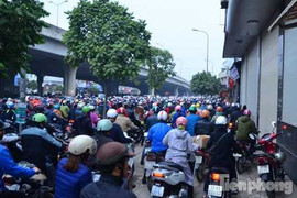 Hà Nội ùn tắc kinh hoàng trong buổi sáng đi làm đầu tiên năm 2016