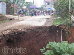 Lấp hố 'tử thần' sụt lún 15m ở Bắc Kạn