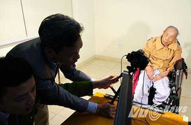 Ảnh: Cụ ông 90 tuổi đi xe lăn làm thẻ căn cước trong ngày đầu cấp mới