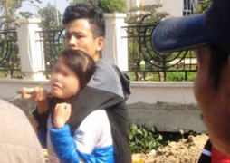 Kề dao vào cổ nữ sinh, dọa giết nếu không nghe lời