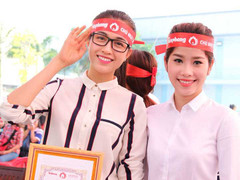 Á hậu Lệ Hằng cùng Nam Em tươi tắn đọ sắc