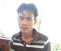 Kẻ 'ngáo đá' đốt nhà sau khi quỳ lạy ngoài trời suốt đêm