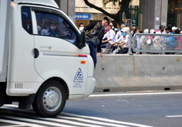 Ngang nhiên tháo tấm chống lóa trên quốc lộ 1 trèo qua đường