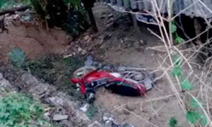 Bị xe khách tông, xe máy lao xuống vực, 2 người chết thảm