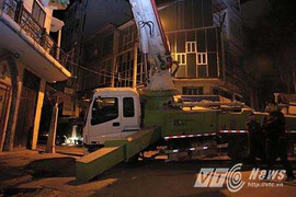 Sụt lún mặt đường, xe hút bê tông lật nghiêng giữa phố Hà Nội