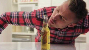 Clip: Cách mở bia không cần đụng vào chai ‘ảo tung chảo’