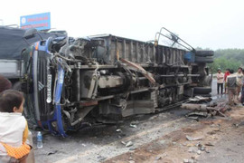 Xe tải cày nát dải phân cách rồi lật nhào trên quốc lộ