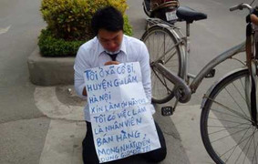Nam thanh niên quỳ giữa đường xin việc