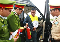 Ngày đầu ra quân xử phạt xe ôtô không trang bị bình cứu hỏa