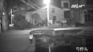 Clip: Mải bấm điện thoại, một phụ nữ rơi xuống sông chết đuối