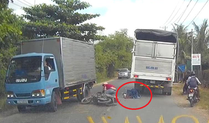 Clip: Vượt ẩu, xe máy bị xe tải cán thảm khốc
