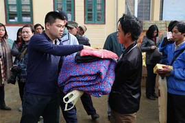 Ecopark tặng quà 1.500 người già, trẻ em ở vùng cao