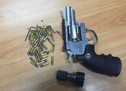 Súng đạn 'đội lốt' quần áo lên máy bay ở Tân Sơn Nhất