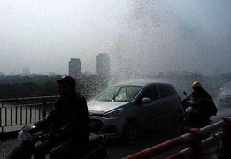 Vỡ đường ống nước, cầu Chương Dương hỗn loạn