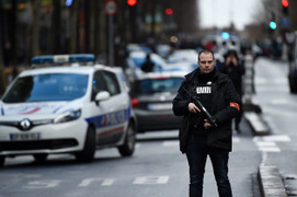 Nổ súng ở đồn cảnh sát Paris 1 năm sau thảm họa Charlie Hebdo