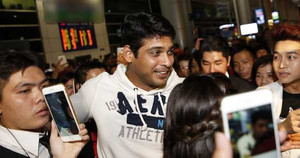 Chồng mới 'Cô dâu 8 tuổi' 'ngụp lặn' trong vòng vây người hâm mộ