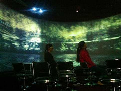 Dùng cả mũi, tay chân... để xem phim