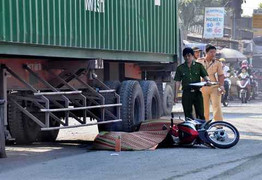 Chồng gào khóc bên thi thể vợ bị 'hung thần' container chèn qua