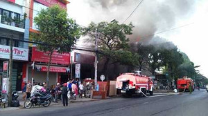 Cháy nhà khi đang ngủ, dân tháo chạy tán loạn