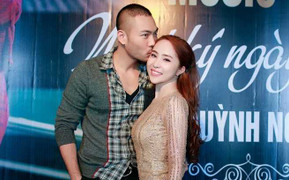 Ông xã Doãn Tuấn tình cảm hôn Quỳnh Nga trong ngày ra mắt MV