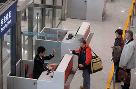 Một người Trung Quốc đi máy bay VietnamAirlines bằng hộ chiếu người khác