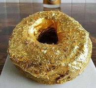 Bánh ngọt dát vàng hút khách đầu năm mới