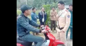 Clip nam thanh niên dọa CSGT: 'Anh không tránh là em lao'