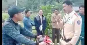 Đi vào đường cấm, nam thanh niên còn dọa CSGT