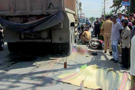 Xót thương 2 vợ chồng chết thảm dưới bánh xe ben