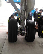 Máy bay VietnamAirlines bị xịt lốp được cấp cứu thế nào?