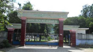 Xác minh vụ thầy giáo bắt học sinh nằm ngửa, đổ nước vào miệng